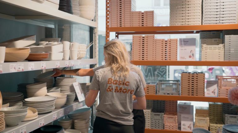 Basic and More har en webshop, 10 fysiske butikker med POS, flere lagerlokationer og har derfor opsat flere lagerlokaltioner til deres webshop og regnskab, som integrationen håndterer data mellem.